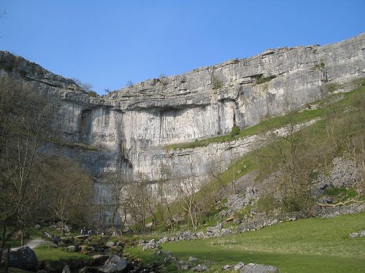 800px-Malham_Cove